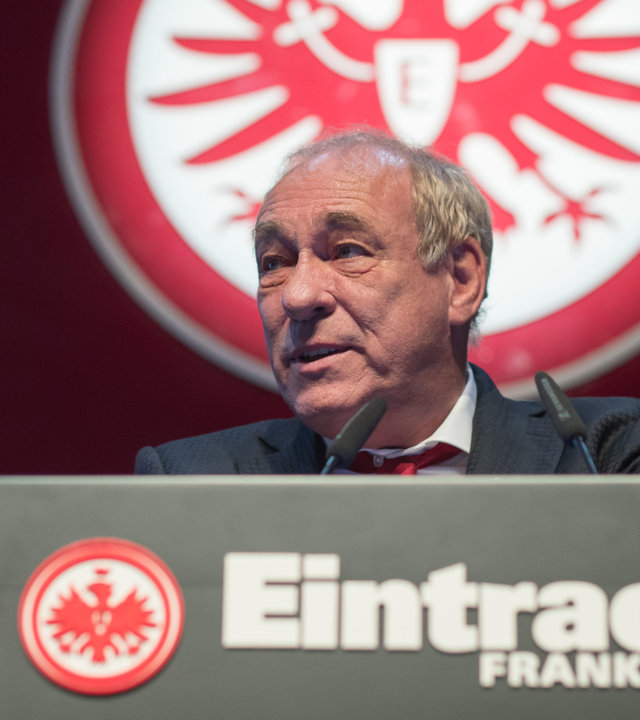 "Eröffnungsfeier zur Woche der Brüderlichkeit": Peter Fischer mit nach vorne rechts deutender Geste steht hinter einem Rednerpult und spricht nach rechts.