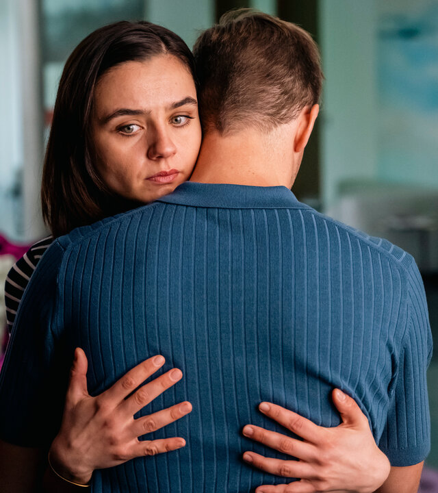 "SOKO Köln - Rache": In einem Innenraum: Fabian (Pablo Konrad) und Leonore Felmy (Laura Balzer) umarmen sich. Fabian steht mit dem Rücken zur Kamera. Leonore sieht traurig nach unten.