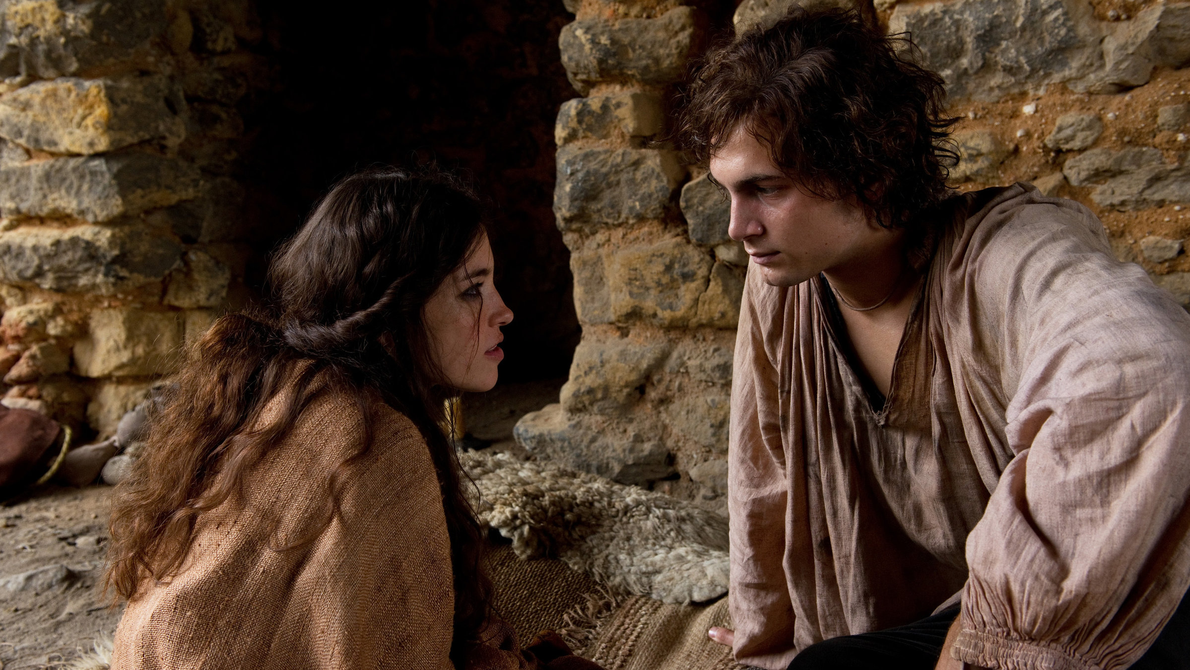 "Die Puppenspieler - Ans Licht (2/2)": Richard (Samuel Schneider) fühlt sich zu der Zigeunerin Saviya (Helen Woigk) hingezogen.