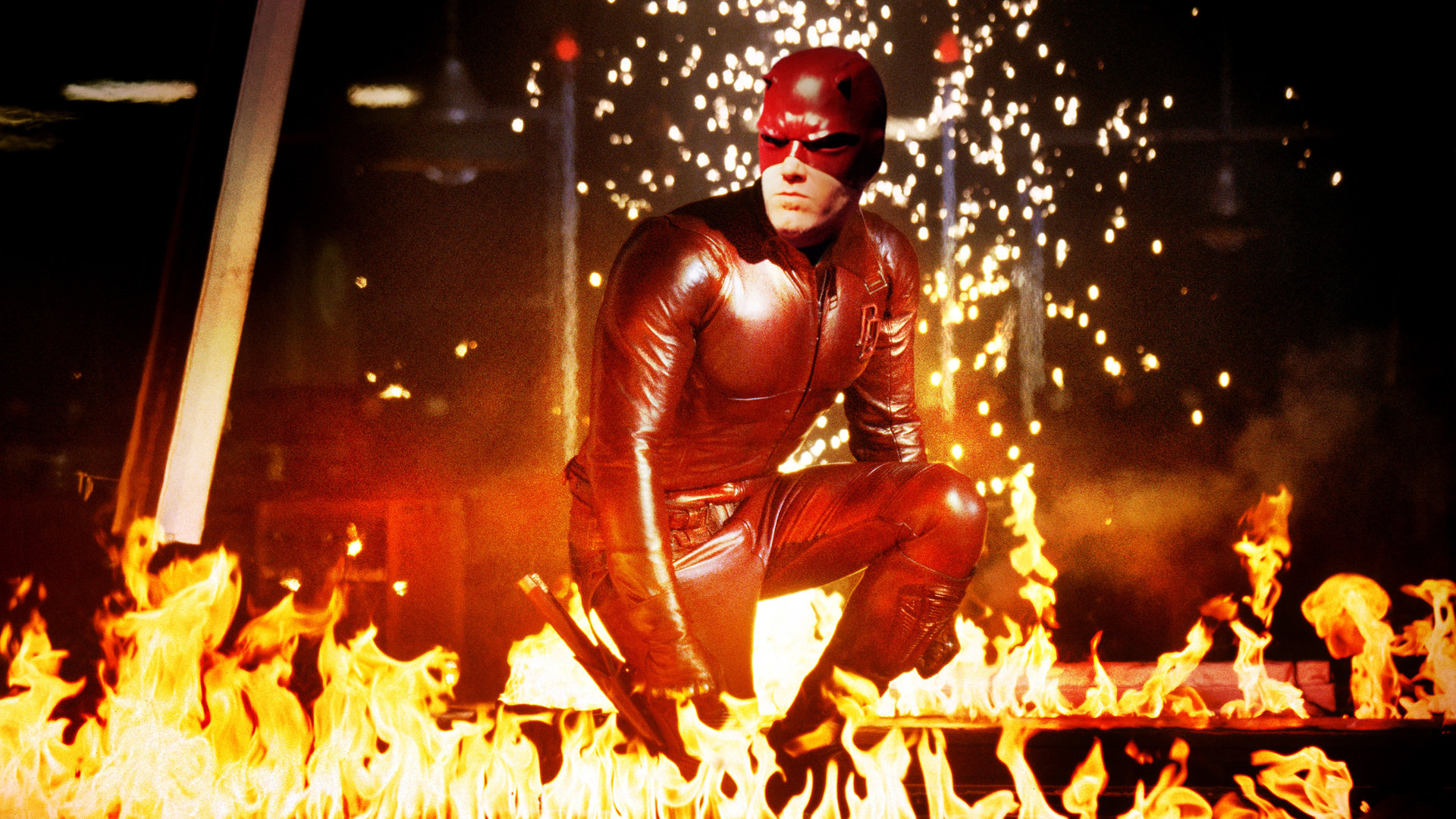 "Daredevil": Daerdevil (Ben Affleck) hockt in einem roten Ganzkörperkostüm zwischen Flammen.