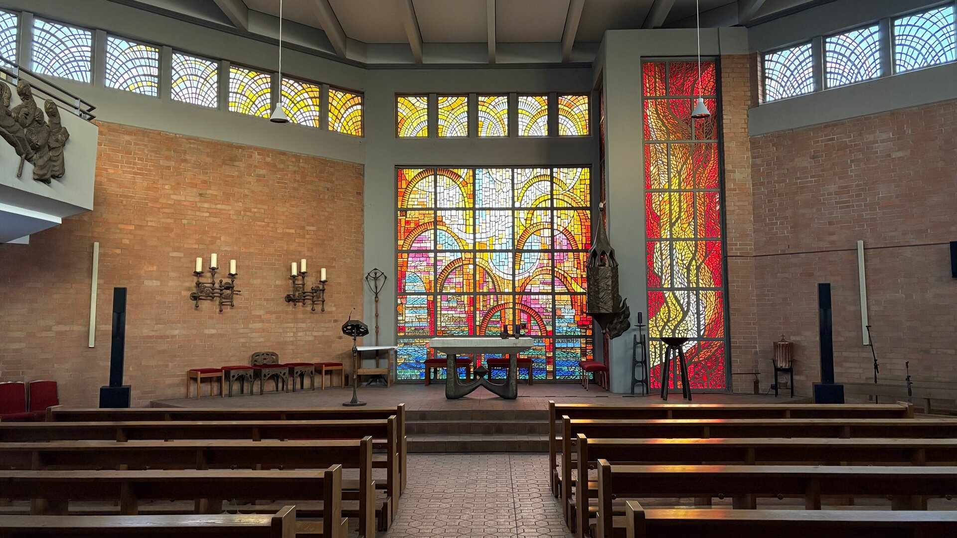 "Katholischer Gottesdienst - Nachfolge ist Nach-Hause-Kommen": Innenaufnahme mit Blick zum Altar der Kirche St. Mechthild in Magdeburg