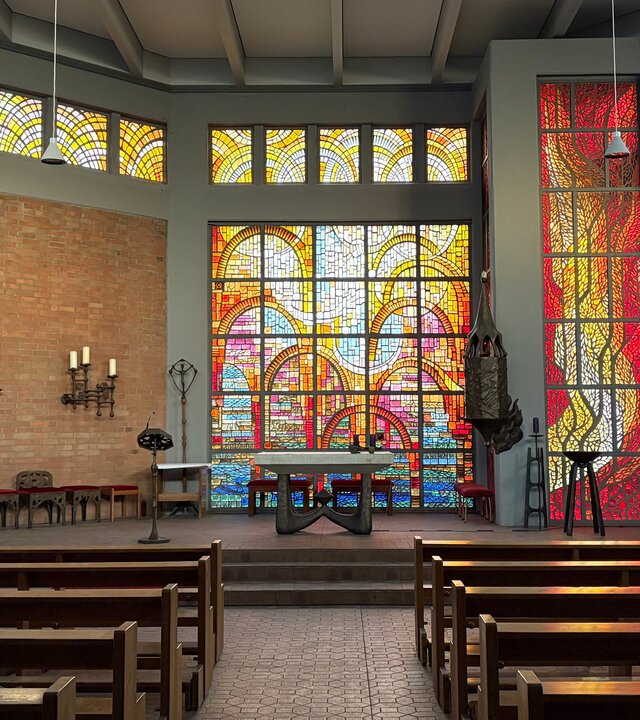 "Katholischer Gottesdienst - Nachfolge ist Nach-Hause-Kommen": Innenaufnahme mit Blick zum Altar der Kirche St. Mechthild in Magdeburg