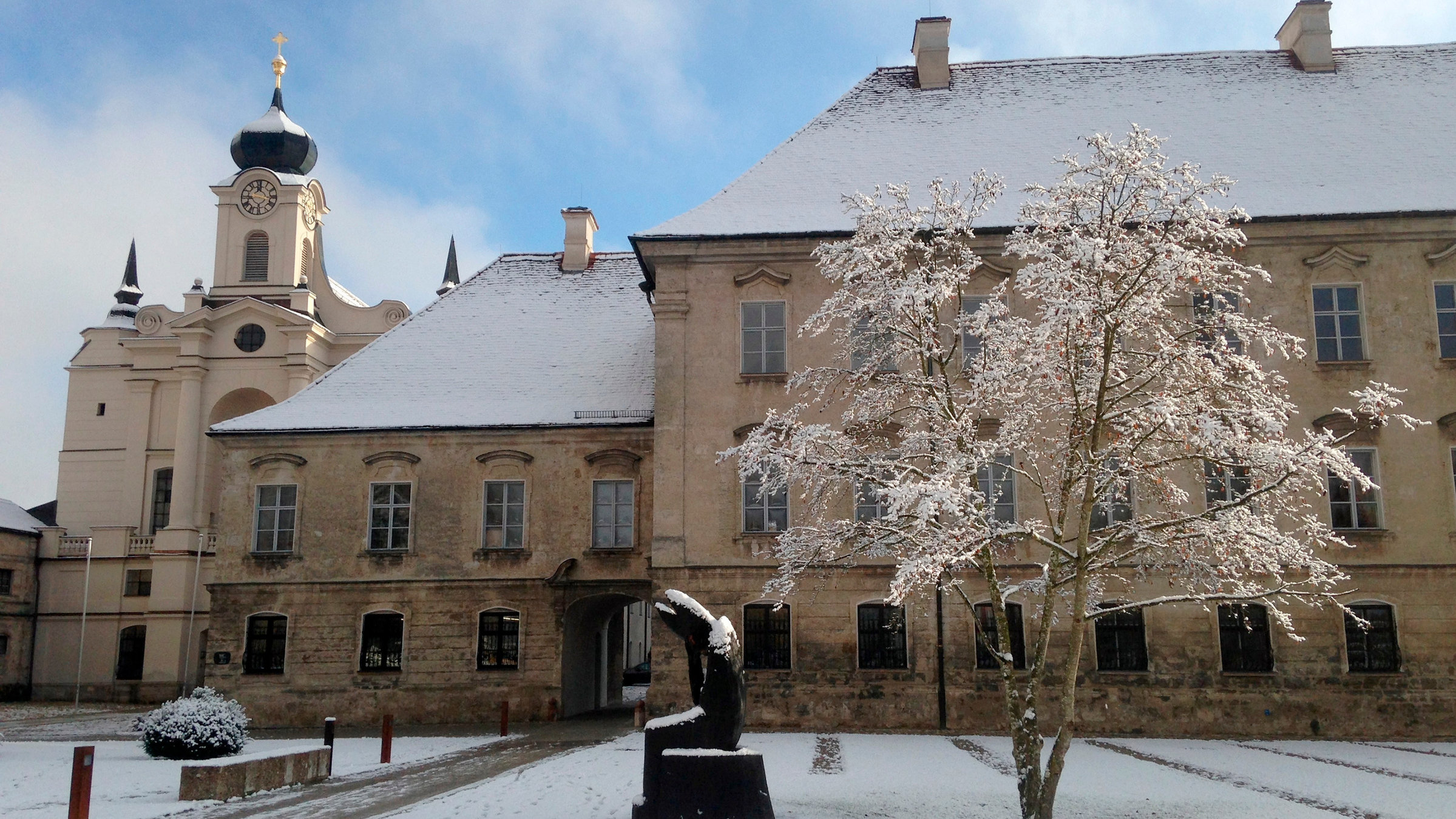 "Weihnachtssingen in Raitenhaslach": Die über 800 Jahre alte Klosterkirche Raitenhaslach. Der grandiose barocke Kirchenraum beeindruckt vor allem mit seiner Rokoko-Ausstattung.