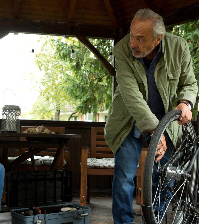 "Stubbe - Ausgeliefert": Christiane (Stephanie Stumph) sitzt vor Stubbe (Wolfgang Stumph), der ein umgedrehtes Fahrrad repariert. Die beiden schauen sich an.