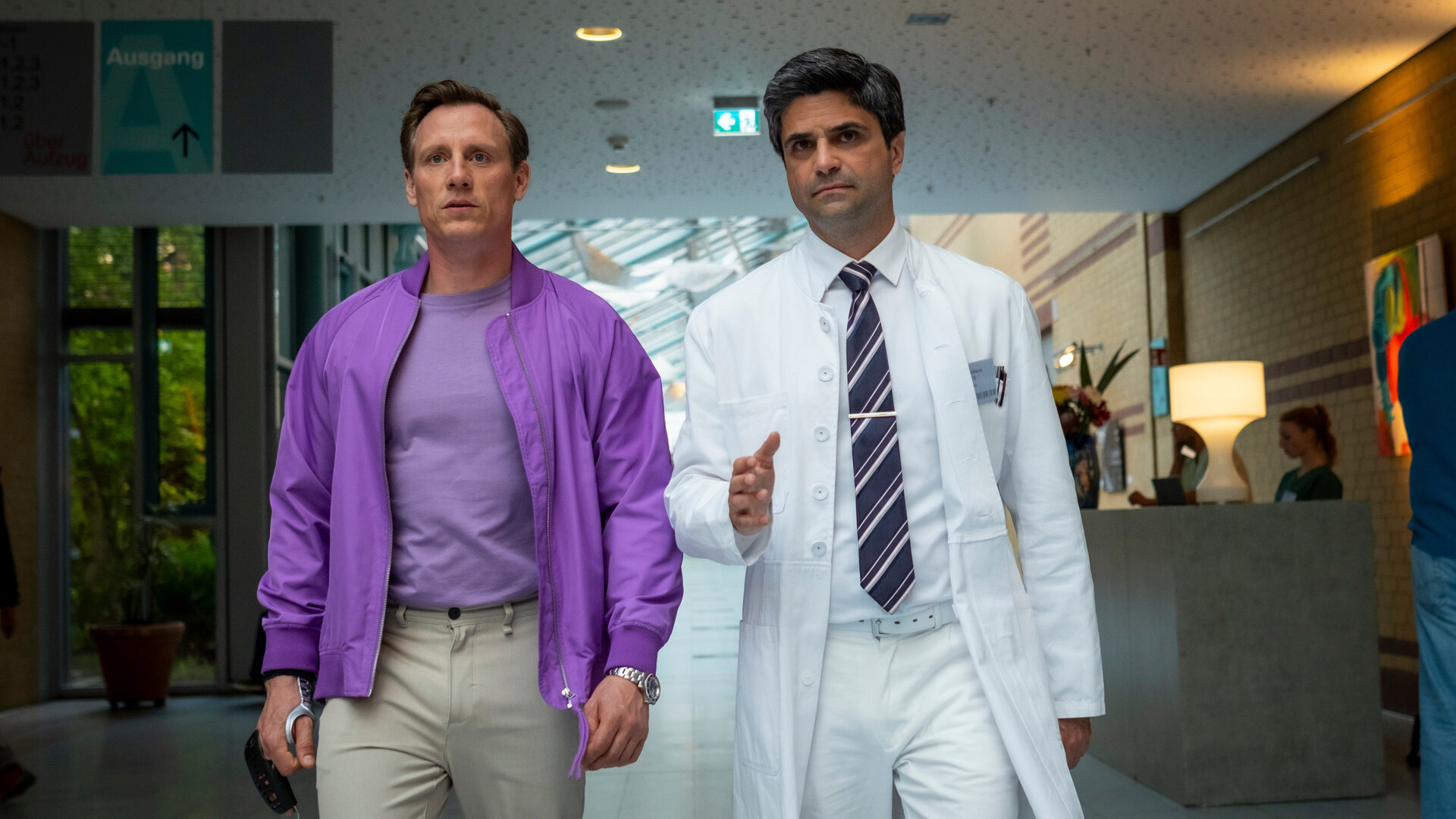 "Dr. Nice - Sommerliebe": Im Krankenhausflur laufen Dr. Nice (Patrick Kalupa) und Dr. Florian Schmidtke (Maximilian Grill) nebeneinanderher.