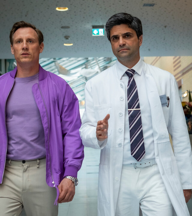 "Dr. Nice - Sommerliebe": Im Krankenhausflur laufen Dr. Nice (Patrick Kalupa) und Dr. Florian Schmidtke (Maximilian Grill) nebeneinanderher.