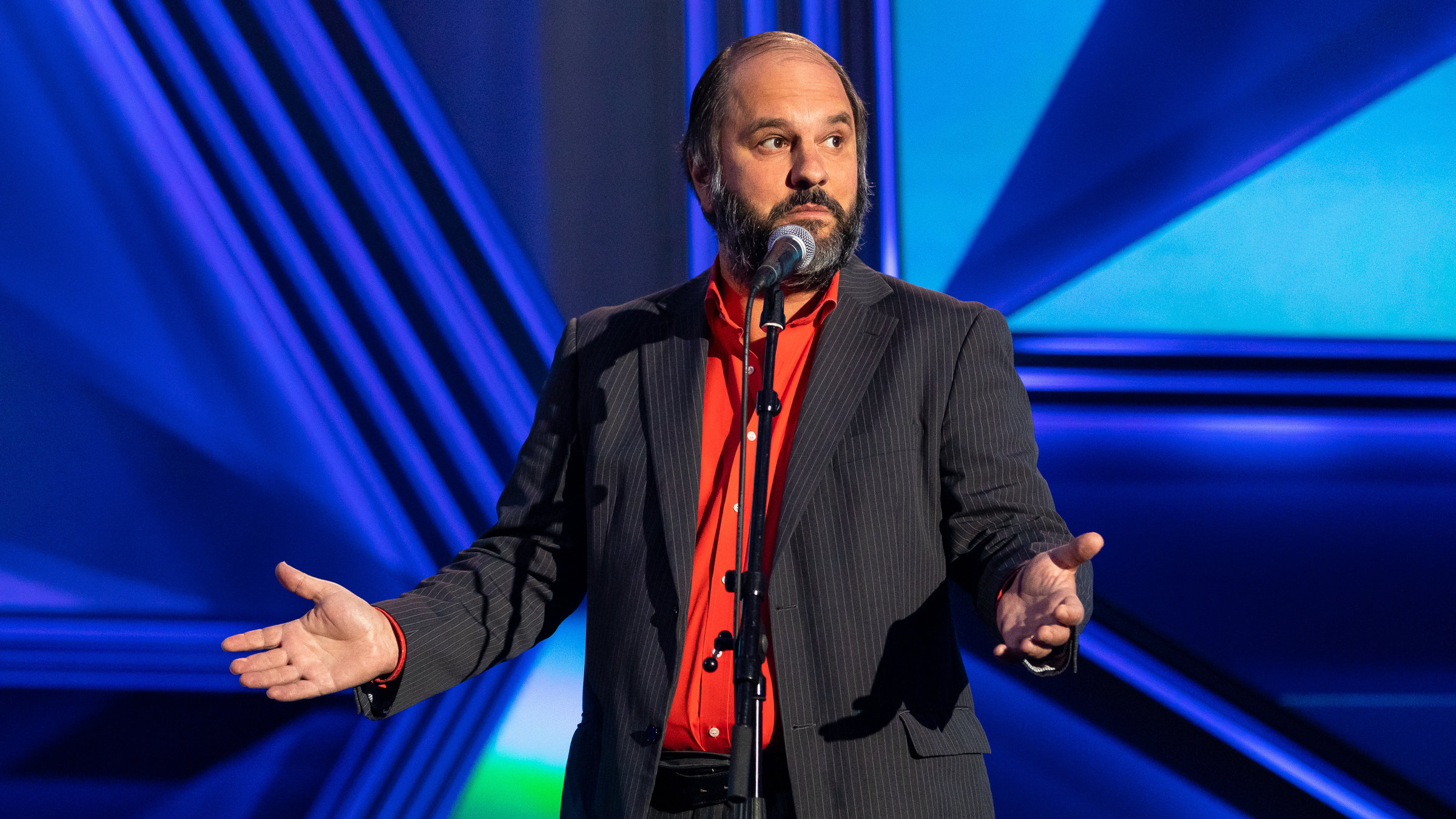 Ein Ding der Unmöglichkeit (3satFestival 2019): Matthias Egersdörfer gestikuliert auf der 3satfestival-Bühne.