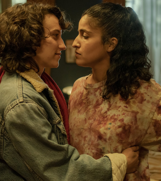 "Loving Her - Loving Hope": Isabel  (Annick Durán Kandzior) und Hanna (Banafshe Hourmazdi) stehen in einem Wohnraum eng beieinander. Isabel umarmt Hanna. Beide sehen sich tief in die Augen.