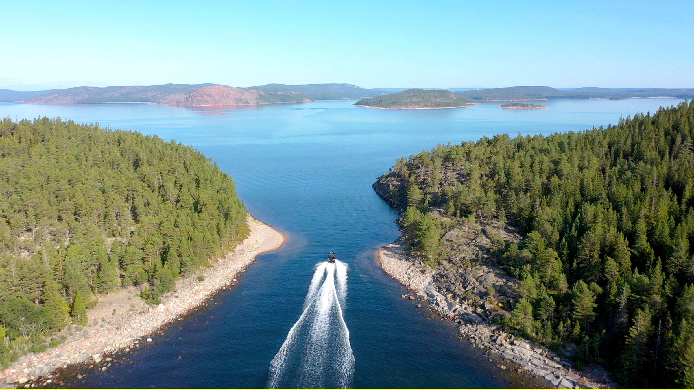 "mareTV: Schwedens Hohe Küste": Schwedens Hohe Küste wird immer höher. Seit der letzten Eiszeit vor 10.000 Jahren hebt sie sich, heutzutage um knapp einen Zentimeter pro Jahr. Eine hügelige Küstenlandschaft mit kleinen und großen Inseln ist so entstanden.