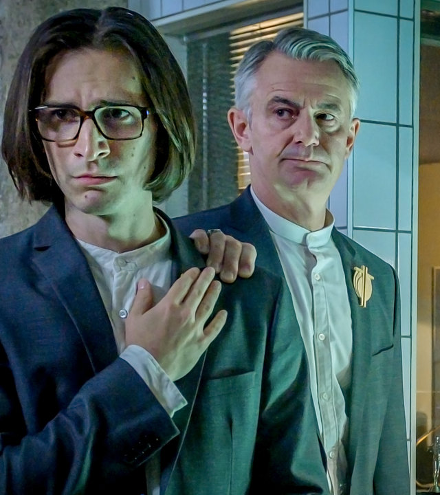 "SOKO Linz - Rave": Johannes Hansen (Nikolaas von Schrader) und Heribert Fian (Robert Lohr) stehen in der Gerichtsmedizin. Heribert Fian legt - mit verständnisvollem Blick - seine Hand auf die Schulter von Johannes Hansen. Dieser schaut bedrückt vor sich.