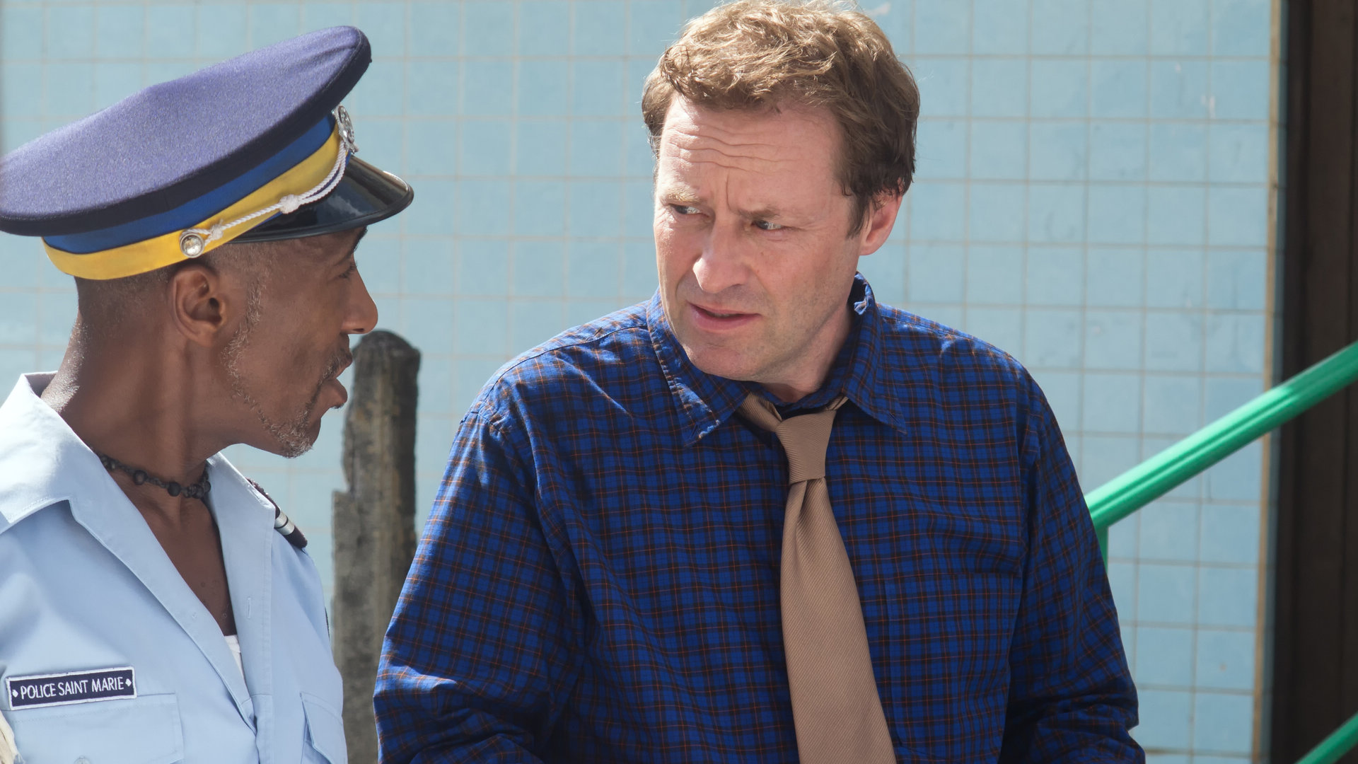 "Death in Paradise - Sankta Ursula": Großaufnahme DI Jack Mooney (Ardal O''Hanlon) und Dwayne (Danny John-Jules) unterhalten sich.