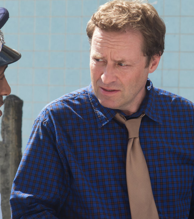 "Death in Paradise - Sankta Ursula": Großaufnahme DI Jack Mooney (Ardal O''Hanlon) und Dwayne (Danny John-Jules) unterhalten sich.