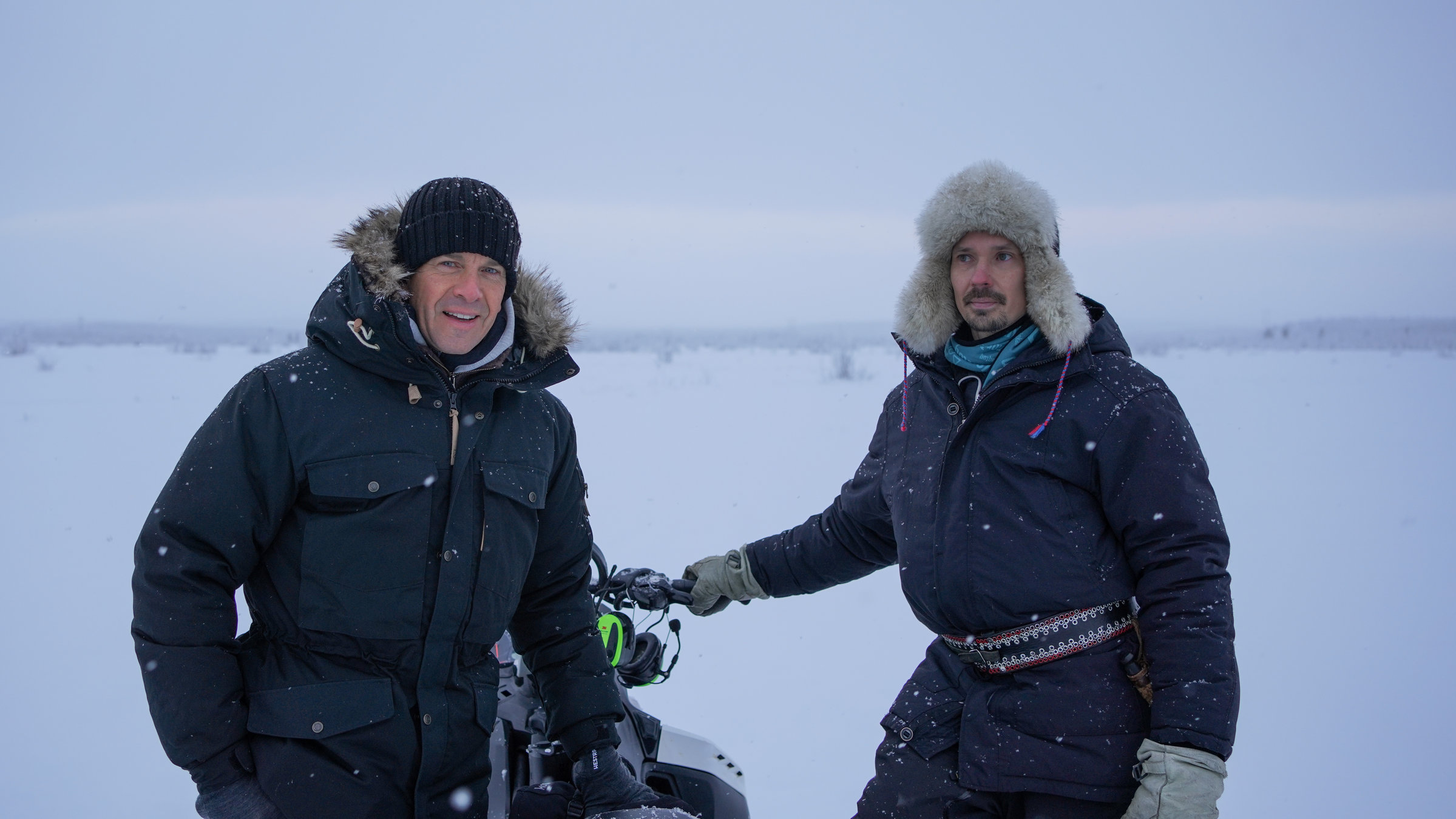 "Markus Lanz - Schweden ungeschminkt": Moderator Markus Lanz trifft Niila, einen samischen Rentierzüchter, in Kiruna. Sie stehen im Schnee.