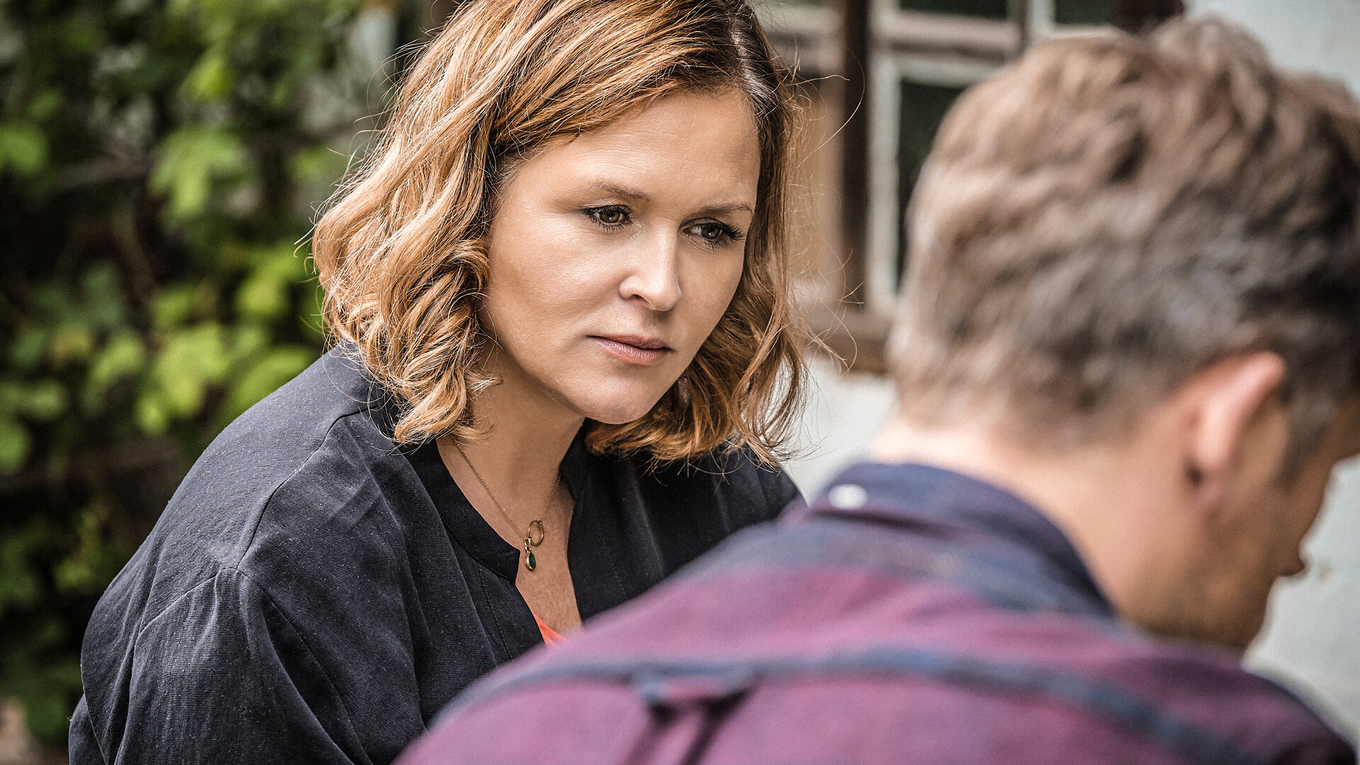 "Lena Lorenz - Sternenkind": Lena Lorenz (Judith Hoersch) und Quirin Pankhofer (Jens Atzorn) sitzen beieinander im Freien. Sie blickt nachdenklich.