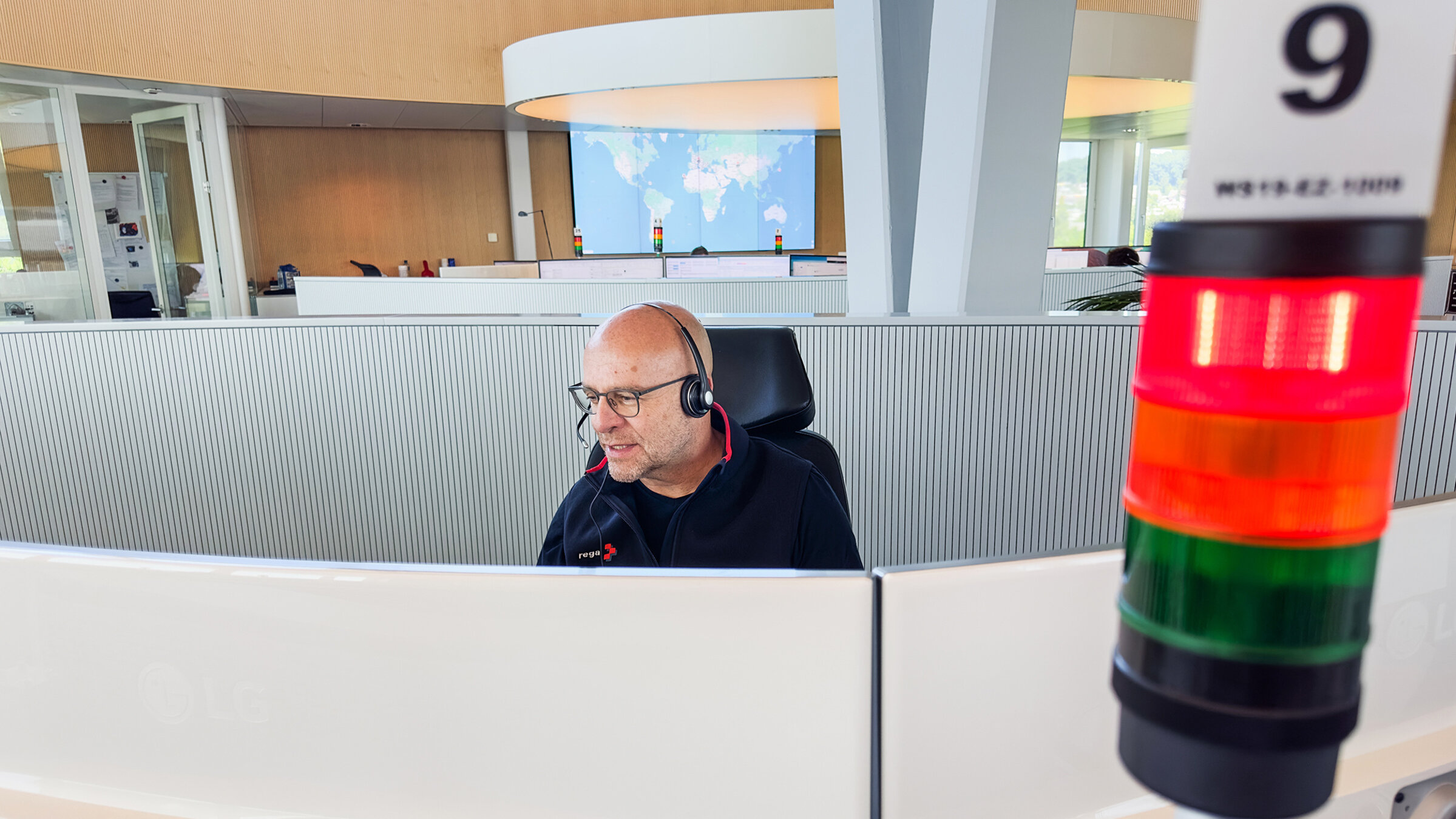 "Notrufzentrale - Sanitätsnotruf: Panik nach Überdosis": Peter Salzgeber in der Notrufzentrale der Rega, 2025.