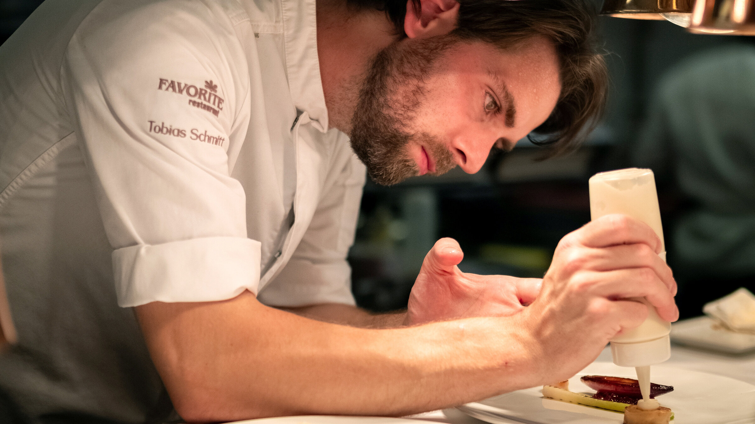 "Am Pass - Geschichten aus der Spitzenküche - Tobias Schmitt, Mainz": Im Sternerestaurant Favorite in Mainz hat er das sagen: Küchenchef Tobias Schmitt.
