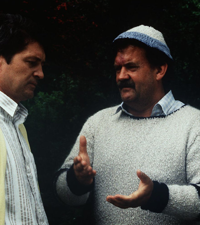 "Der Landarzt - Auf Herz und Niere": Hinnerksen (Gerhard Olschweski) und Dr. Mattiesen (Christian Quadflieg) stehen nebeneinander vor einer Hecke und unterhalten sich.