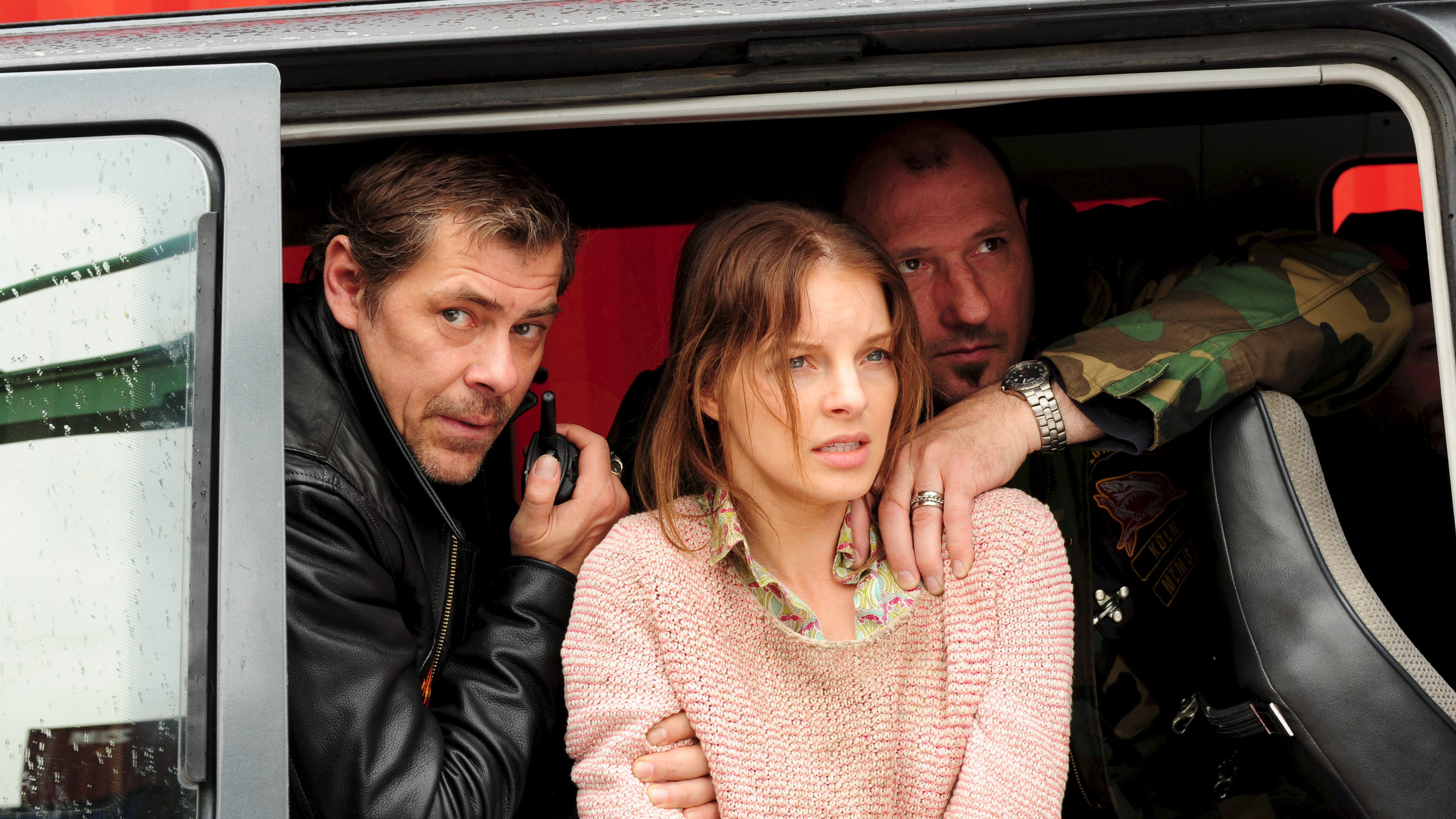"SOKO Stuttgart - Der Prozess (4)": Toni (Sven Martinek) hält Alicia Lammers (Yvonne Catterfeld), die ängstlich aussieht, in einem Auto fest.