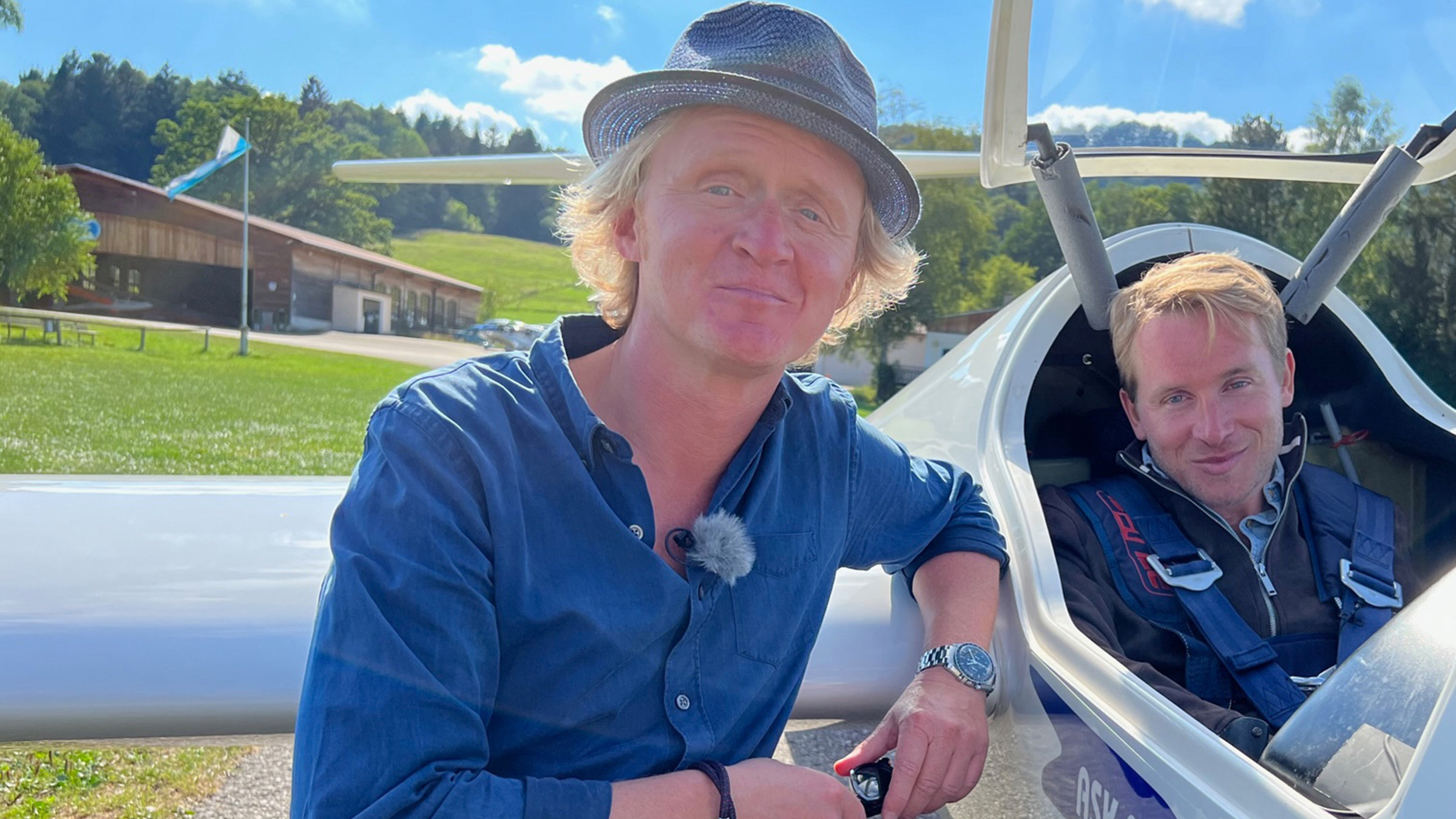 "Kurzstrecke mit Pierre M. Krause - Samuel Koch wird Schwere los": Heute haben wir in der Kurzstrecke mal so 'ne richtige Flitzpiepe! Samuel Koch (r.) heißt er und er ist Schauspieler und Autor. Man könnte denken, der Unfall bei Wetten, dass?... vor vielen Jahren hätte ihm seinen Mut und seine Lust vor waghalsigen Aktionen vertrieben, doch weit gefehlt. Der Kick lässt ihn das Leben immer noch viel inniger spüren, als es der Alltag könnte.