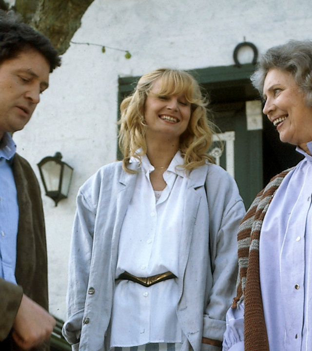 "Der Landarzt - Große Kinder - große Sorgen": Olga (Antje Weisgerber) steht mit ihrem Sohn Karsten (Christian Quadflieg) und dessen neuer Liebe Sabine (Regine Lamster) vor einem Haus. Die beiden Frauen lachen.