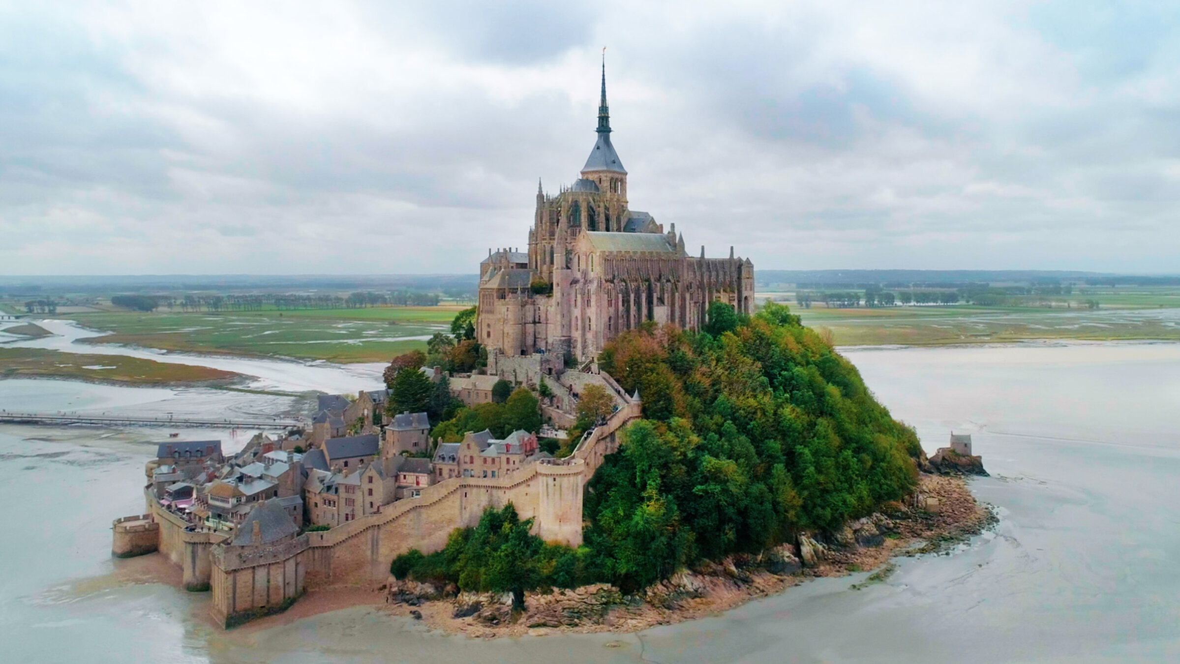 "Unterwegs auf Europas Pilgerwegen (3/3) - Zum Klosterberg Mont-Saint Michel": Der heilige Klosterberg ragt theatralisch aus dem Meer dem Himmel entgegen. Seit dem 8. Jahrhundert zieht das “Wunder des Abendlandes“ Pilger aus ganz Europa an und hat bis heute nichts von seiner Faszination verloren.