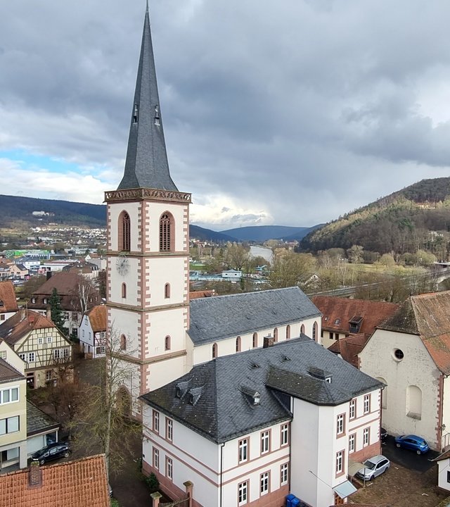 "Katholischer Gottesdienst zum Palmsonntag - Den Weg Jesu gehen": Außenansicht auf die Kirche Sankt Michael in Lohr am Main.