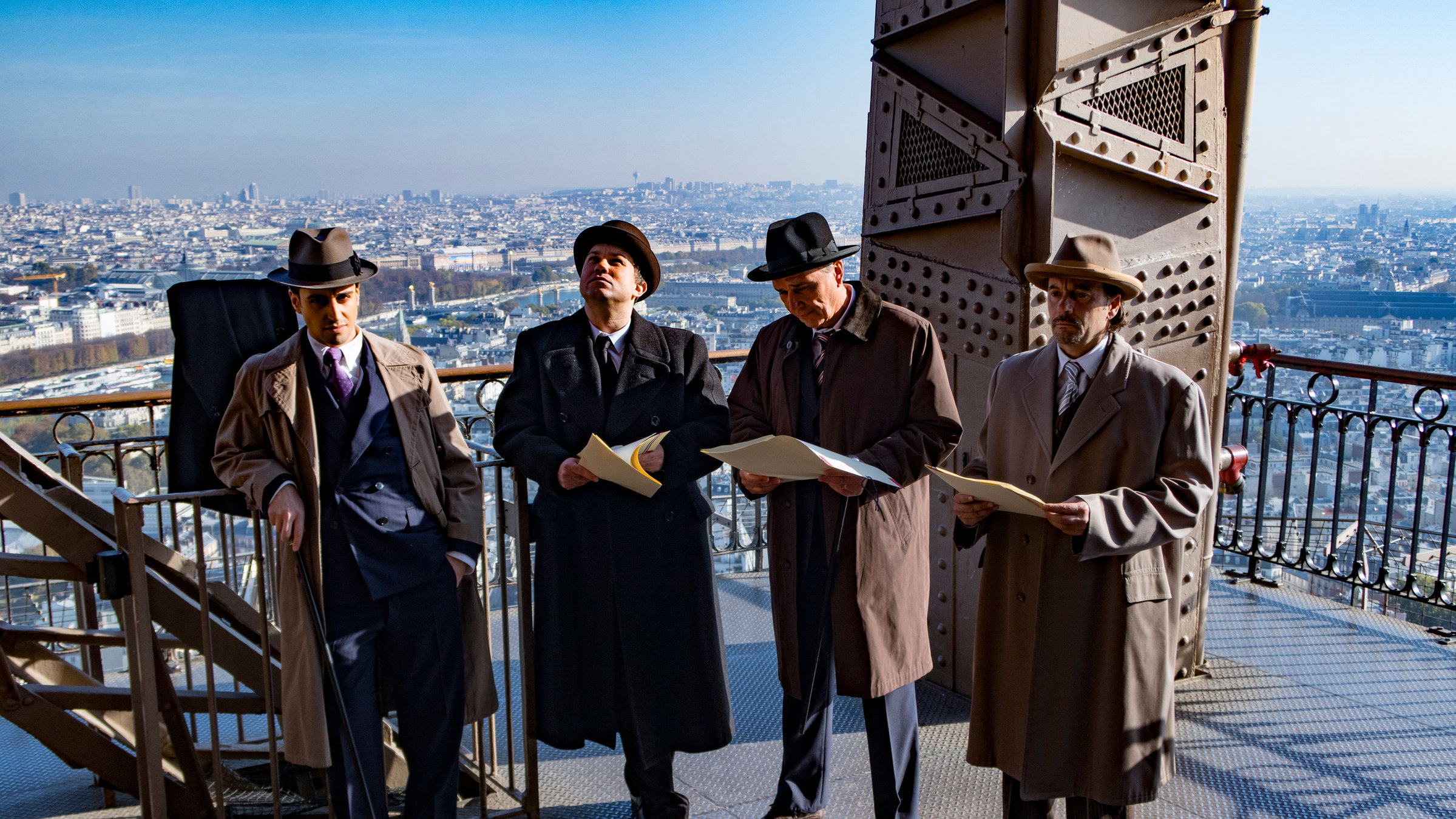 "Terra X: Der große Bluff - Meisterbetrüger der Geschichte": Spielszene: Victor Lustig (Loris Rizzo) und drei weitere Männer stehen auf der Plattform des Eiffelturms.