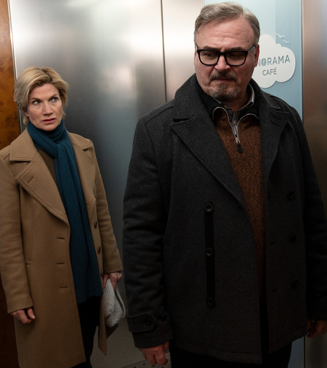 "SOKO Stuttgart – Tod im Turm": Martina Seiffert (Astrid M. Fünderich) und Aufzugsführer Jürgen Spengler (Oliver Breite) stehen im Aufzug des Stuttgarter Fernsehturms. Die Kriminalhauptkommissarin steht hinter dem Aufzugsführer und schaut ihn mit misstrauischem Blick an.