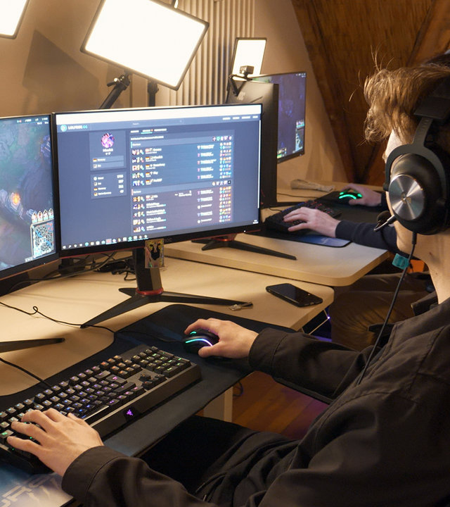 "Zock oder Flop - Der kurze Ruhm der Profi-Gamer": Vier junge Männer sitzen an Tischen mit Bildschirmen und tragen Kopfhörer.