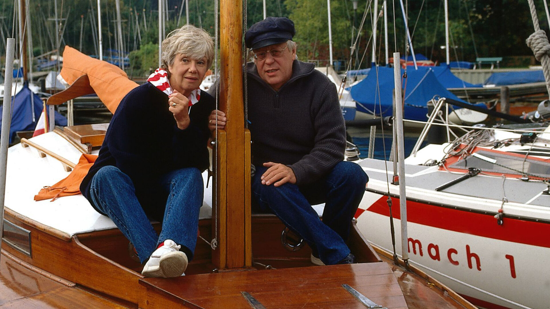 "Die Wicherts von nebenan: Wahlkampf": Hannelore (Maria Sebaldt) und Eberhard (Stephan Orlac) sitzen zusammen auf ihrem Segelboot.