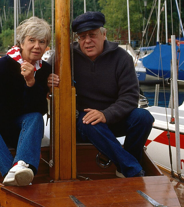 "Die Wicherts von nebenan: Wahlkampf": Hannelore (Maria Sebaldt) und Eberhard (Stephan Orlac) sitzen zusammen auf ihrem Segelboot.