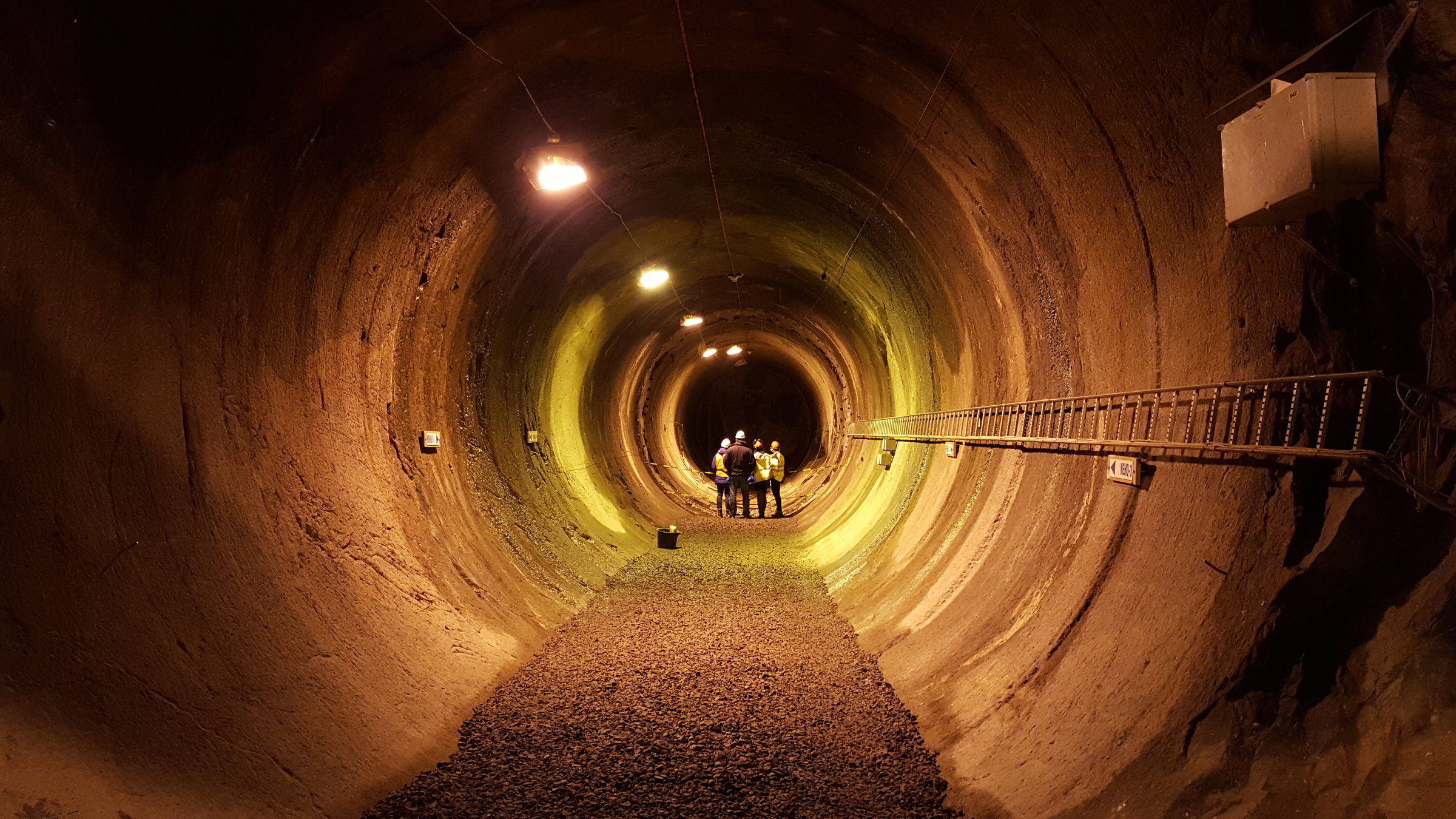 "planet e.: Verstrahlt in alle Ewigkeit - Endlager verzweifelt gesucht": Vier Männer stehen in einem Tunnel im Felslabor Äspö und besprechen sich.