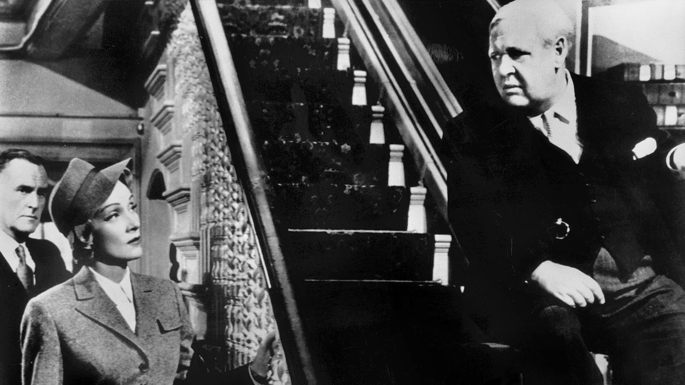 "Zeugin der Anklage" - Sir Wilfrid Robarts (Charles Laughton, re.) hat die Verteitigung von Leonard Vole übernommen, obwohl sein Gesundheitszustand das eigentlich nicht zulässt. Jetzt lernen er und sein Partner Brogan-Moore (John Williams, li.) die Frau ihres Mandanten kennen. Christine Vole (Marlene Dietrich) irritiert sie sehr.