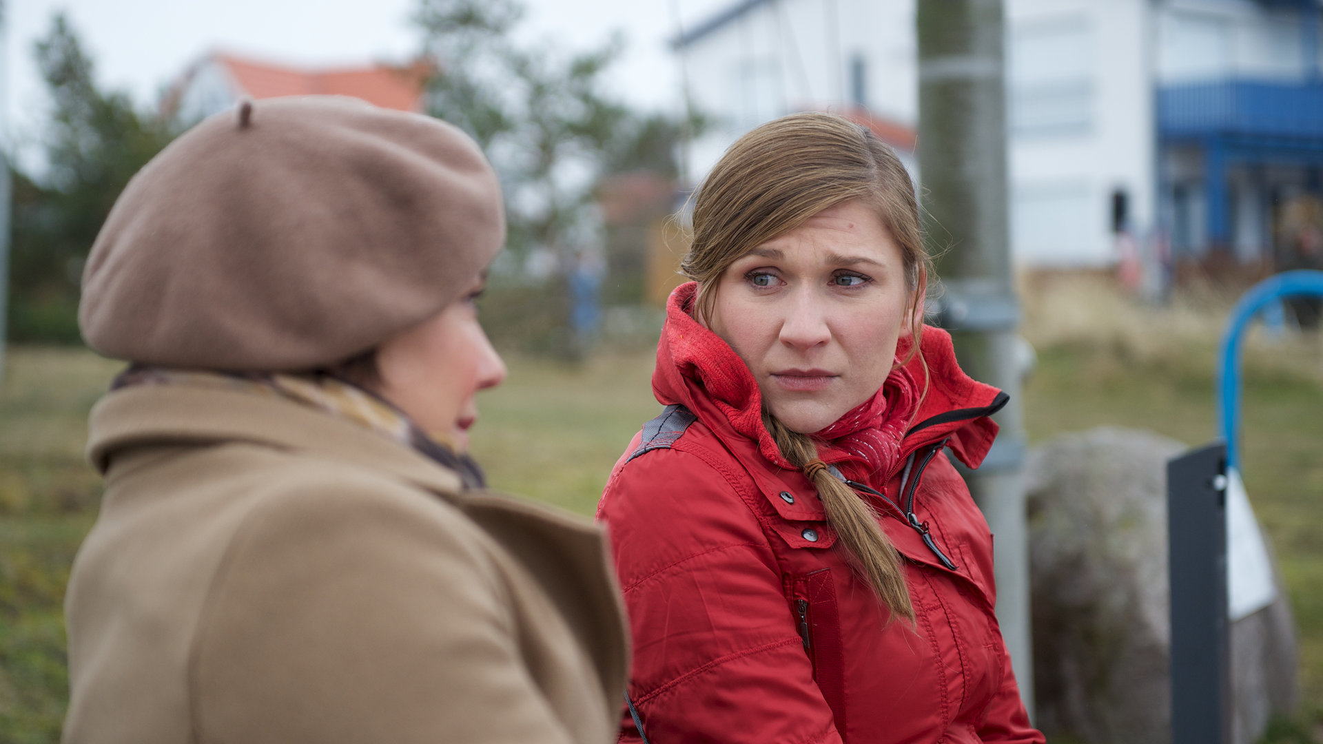 "SOKO Wismar - Unterm Hammer": Katrin Börensen (Claudia Schmutzler) sitzt mit Rieke Seifert (Julischka Eichel) auf einer Parkbank und unterhält sich mit ihr. Rieke Seifert sieht sehr mitgenommen aus.