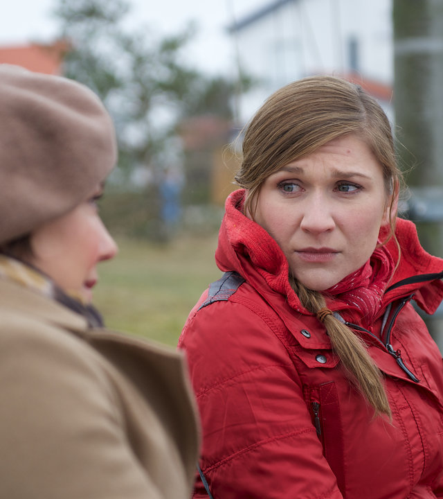 "SOKO Wismar - Unterm Hammer": Katrin Börensen (Claudia Schmutzler) sitzt mit Rieke Seifert (Julischka Eichel) auf einer Parkbank und unterhält sich mit ihr. Rieke Seifert sieht sehr mitgenommen aus.