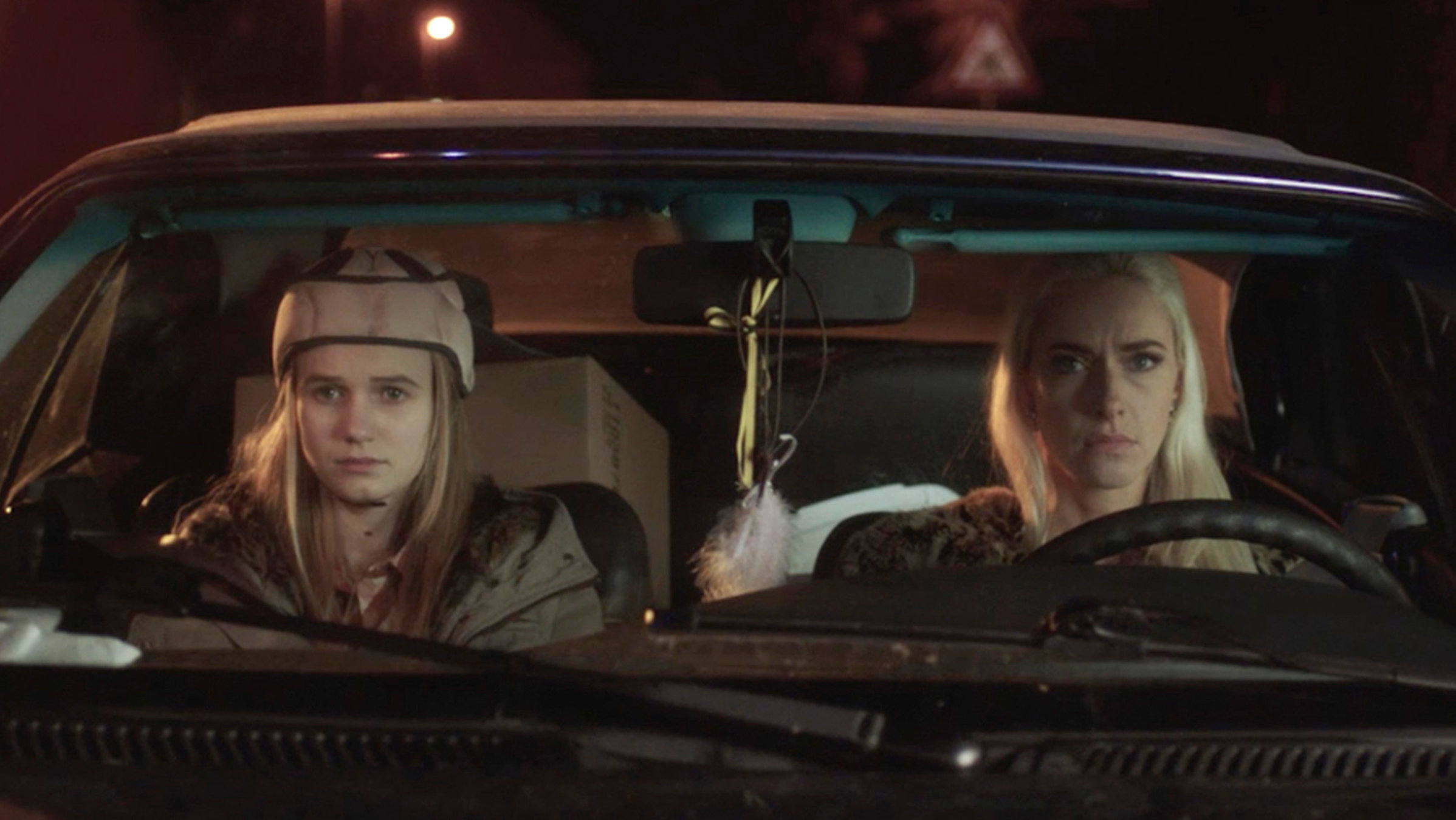 "Back for Good": Angie (Kim Riedle, re.) und Kiki (Leonie Wesselow) sitzen im Auto.