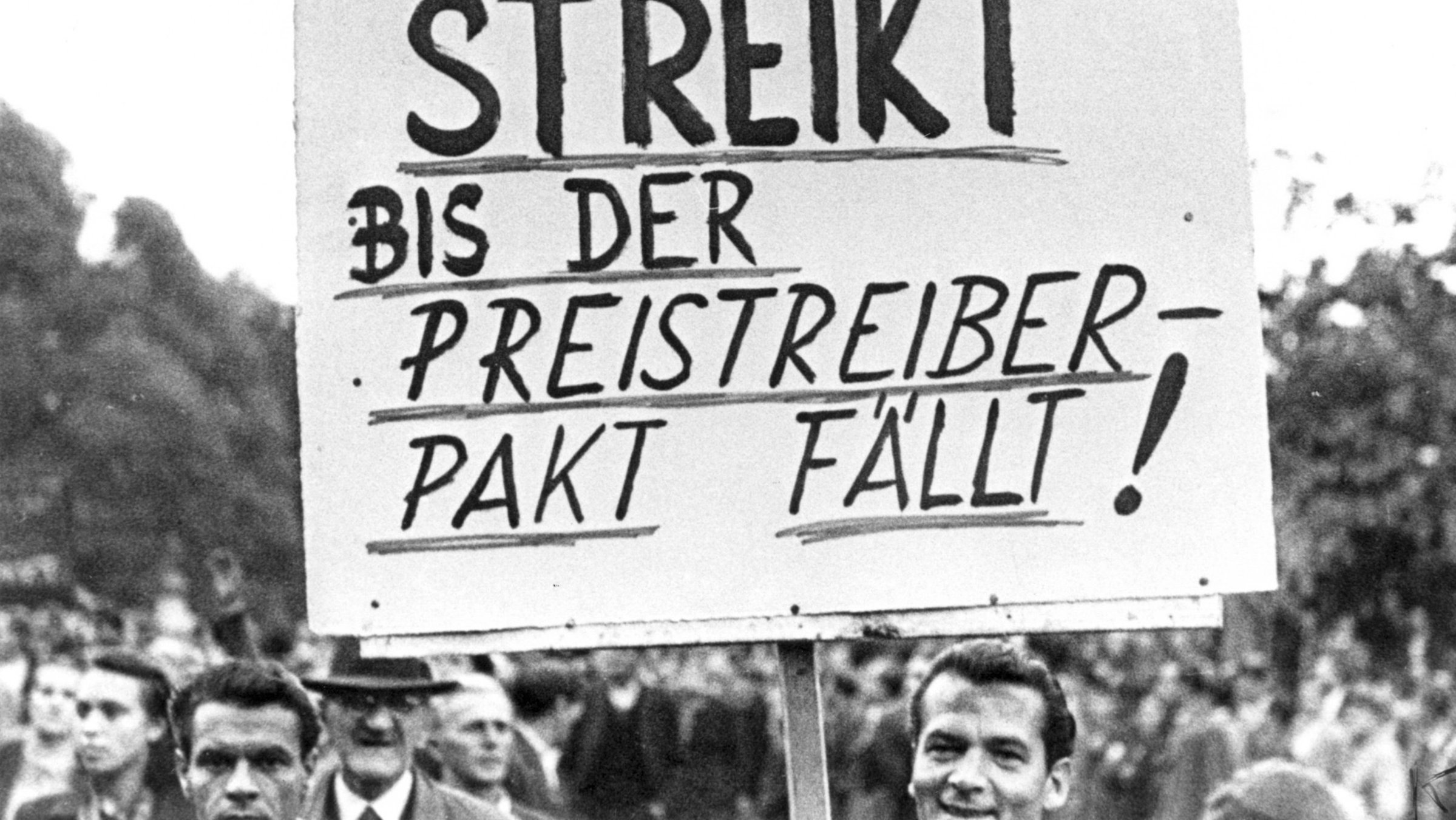 "Österreich II - Ein Tag wie kein anderer": Parole der kommunistischen Demonstranten "Streikt bis der Preistreiberpakt fällt".