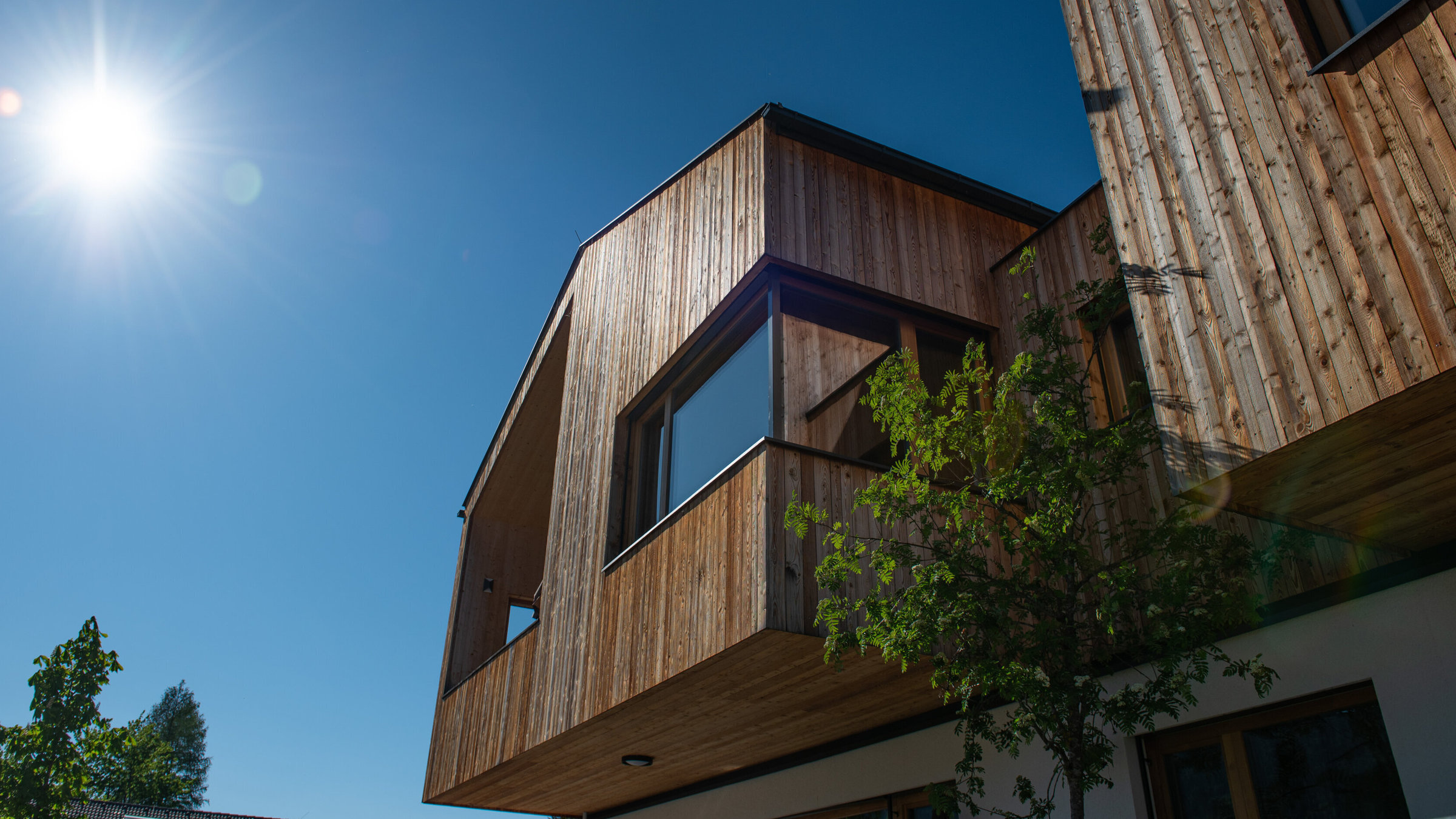 "Zimmer frei – Übernachten in besonderer Architektur : Kärnten":  "Regitnig Chalet" am Weissensee.