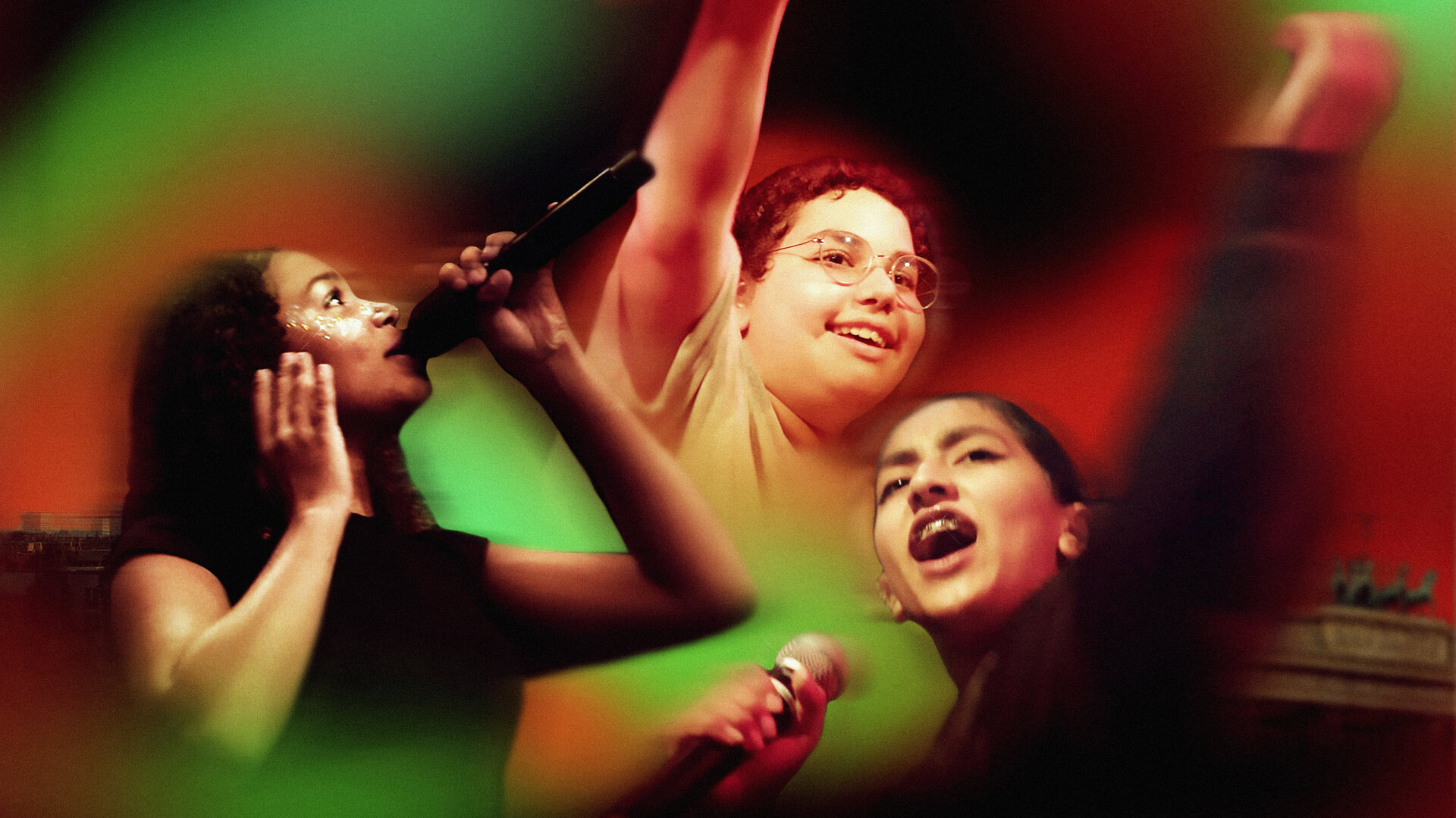 "Sisterqueens": Montage: Fotos von Rachel, Jamila und Faseeha sind in Rot- und Grüntönen nebeneinander gelegt.