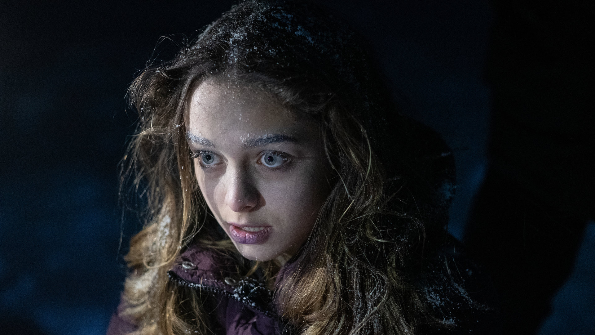 "The Gymnasts: Donnerstag": Benedetta (Eva Iurlaro) mit weit geöffneten Augen und starrem Blick in nächtlicher Kälte.