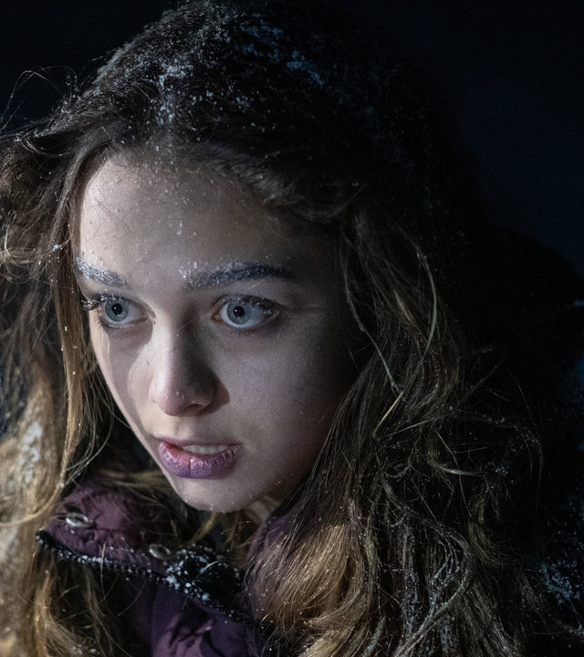 "The Gymnasts: Donnerstag": Benedetta (Eva Iurlaro) mit weit geöffneten Augen und starrem Blick in nächtlicher Kälte.