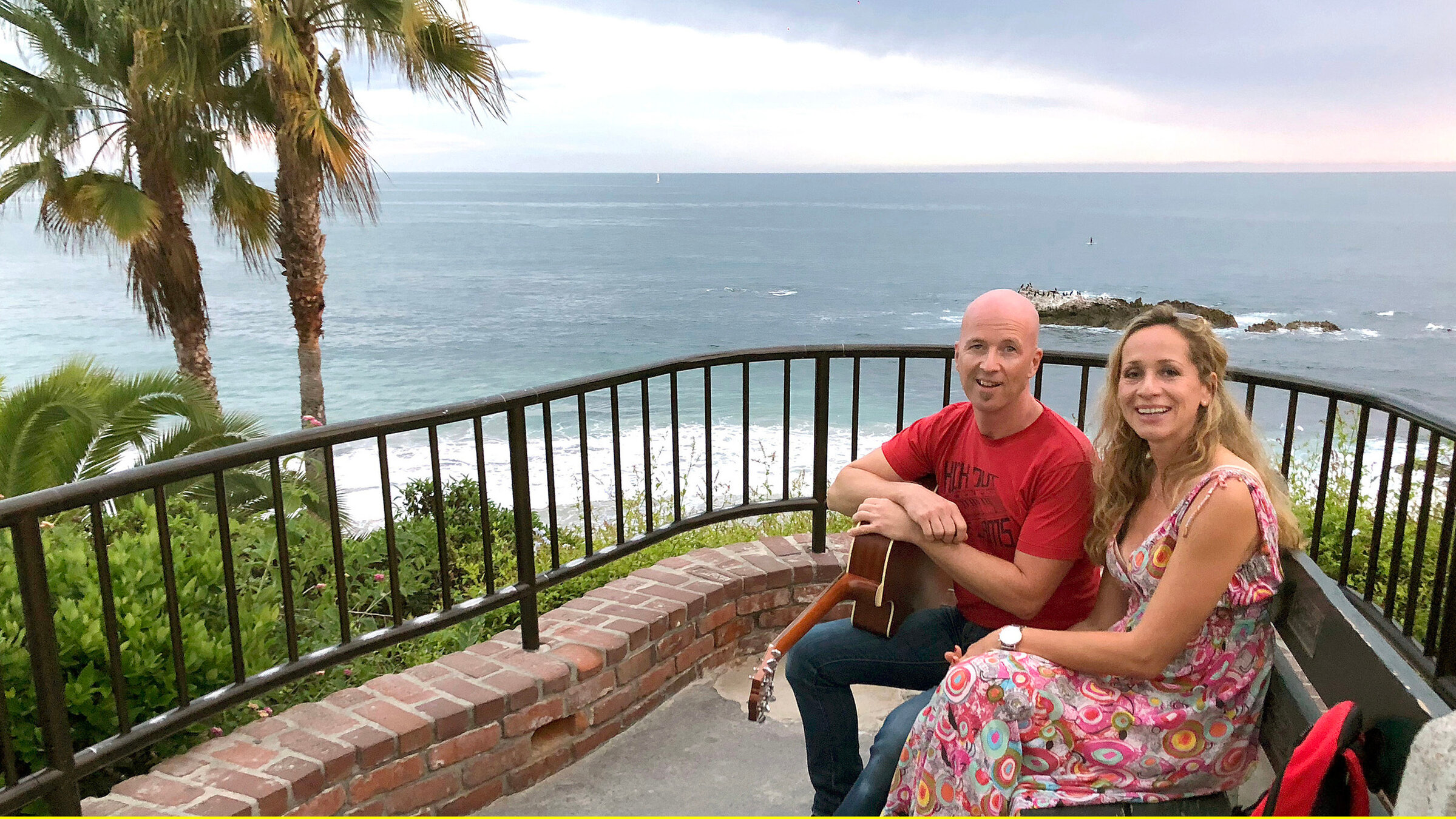 "Surfin' California - Eine Reise auf dem Highway 1": Moderatorin Tamina Kallert (r) mit dem Musiker Dicki Fliszar in Laguna Beach.