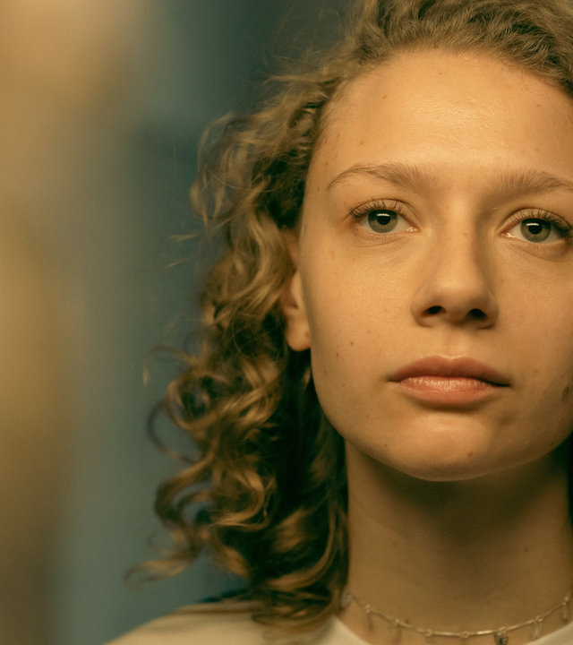 "Am Ende - Die Macht der Kränkung - Julia": Julia (Luise Hart) steht in Nahaufnahme vor der Kamera und blickt in die Ferne.