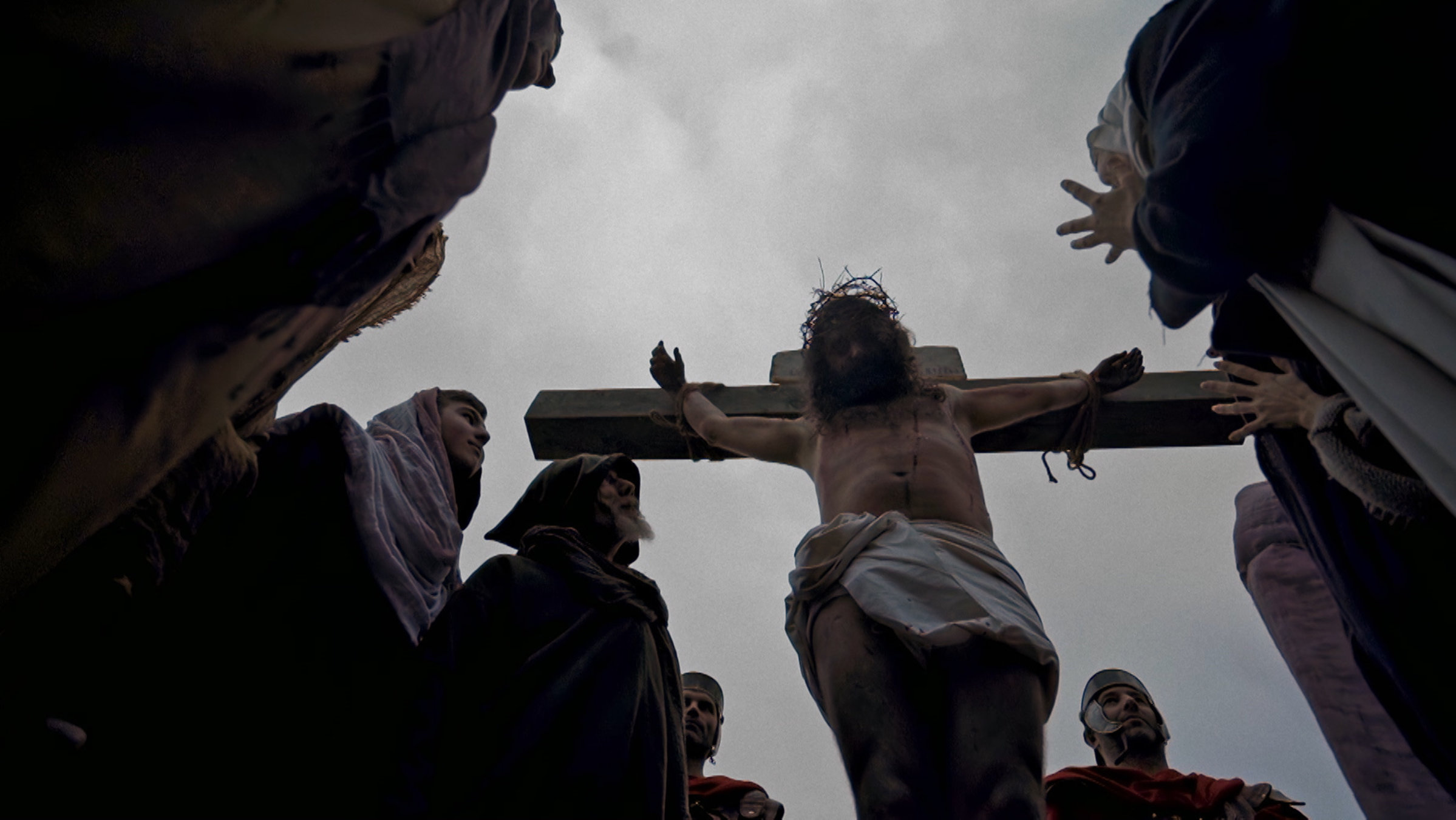 "ZDF-History: Die letzten Stunden von Jesus von Nazareth": Nachgestellte Szene. Ein Mann mit Dornenkrone am Kreuz, umgeben von einer Menschenmenge. Hinter dem Kreuz stehen römische Wachmänner.