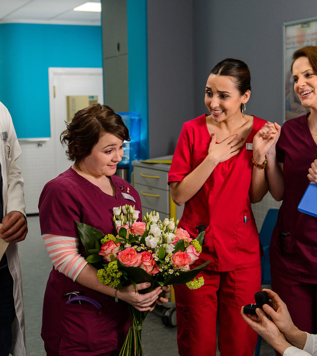 "Bettys Diagnose - Einer für den anderen": Dr. Tobias Lewandowski (Eric Klotzsch) macht Talula Pfeifer (Carolin Walter) vor den Augen der Kollegen Dr. Frank Stern (Max Alberti), Ava Edemir (Rona Özkan) und Hanna Winter (Marie Zielcke) einen Heiratsantrag.