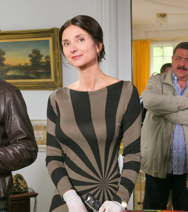 "Die Rosenheim-Cops - Alte Sünden rosten nicht": Am Tatort in einem Wohnhaus ermitteln die Kommissare Bergmann (Florian Fitz), Hofer (Joseph Hannesschläger), Polizist Mohr (Max Müller) und Pathologin Dr. Eckstein (Petra Einhoff).
