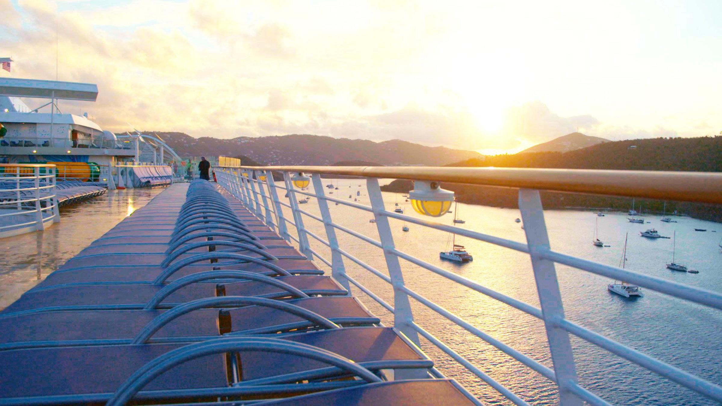 "Genuss-Kreuzfahrt in der Karibik": Morgendliche Hafeneinfahrt St.Thomas.