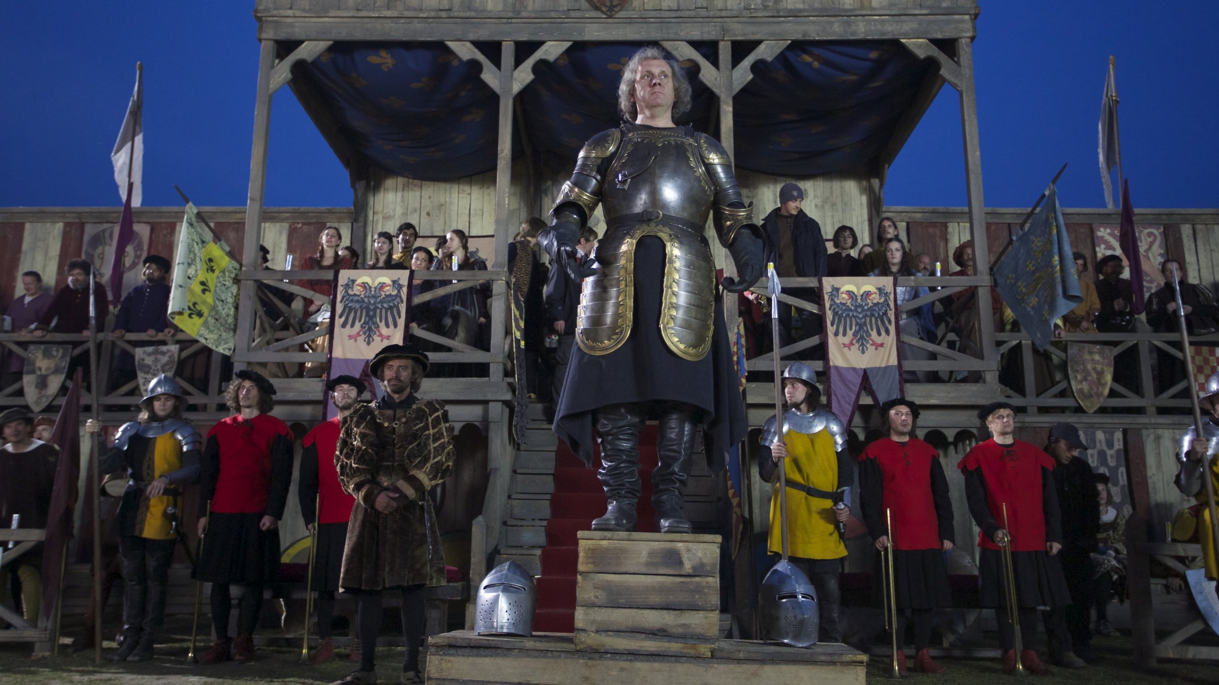 "Die Welt der Ritter - 3. Die Letzen ihrer Art": Spielszene: Kaiser Maximilian (Darsteller unbekannt) steht auf dem Siegerpodest.