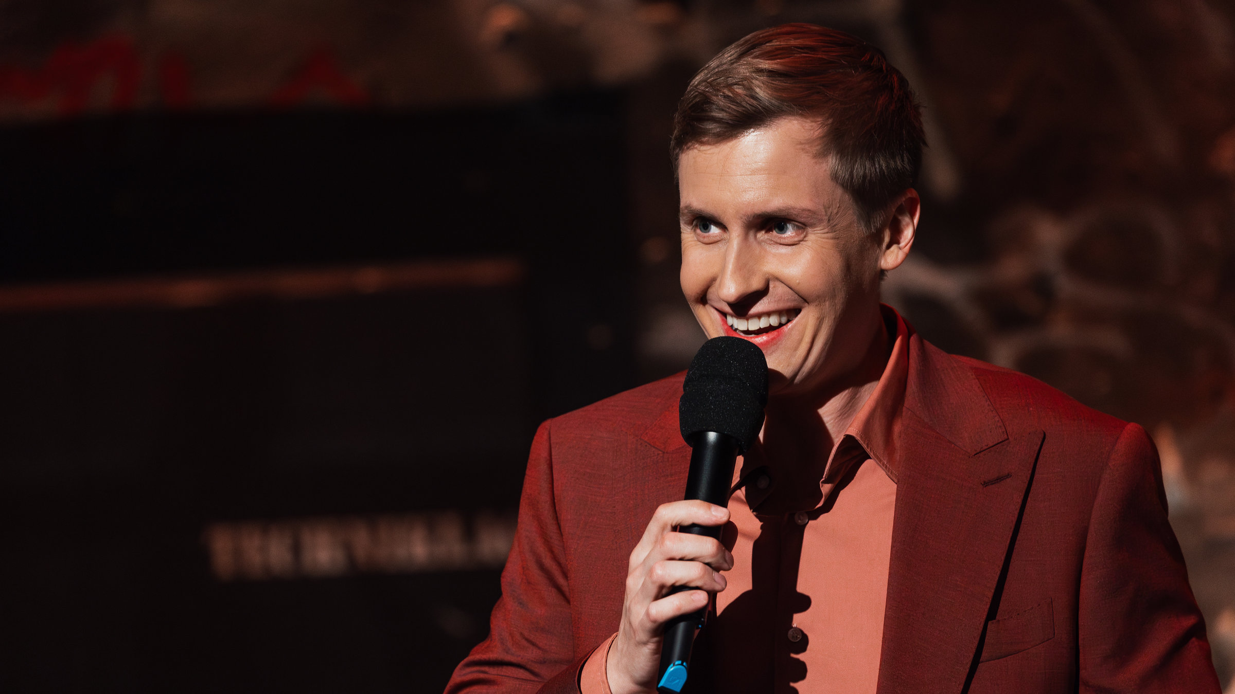 "Till Reiners´ Happy Hour": Till Reiners steht auf der Bühne und begrüßt sein Publikum.