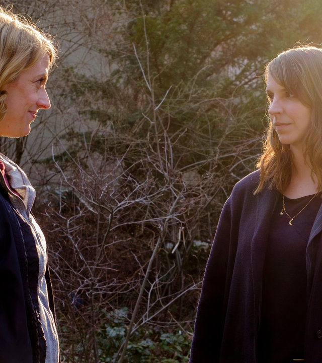 "SOKO Potsdam - Wenn es dunkel wird": Luna Kunath (Caroline Erikson) steht mit ihrer neuen Kollegin Tamara Meurer (Anja Pahl) in einem Garten. Im Hintergrund sind Büsche, Bäume und eine Gartenhütte zu sehen.